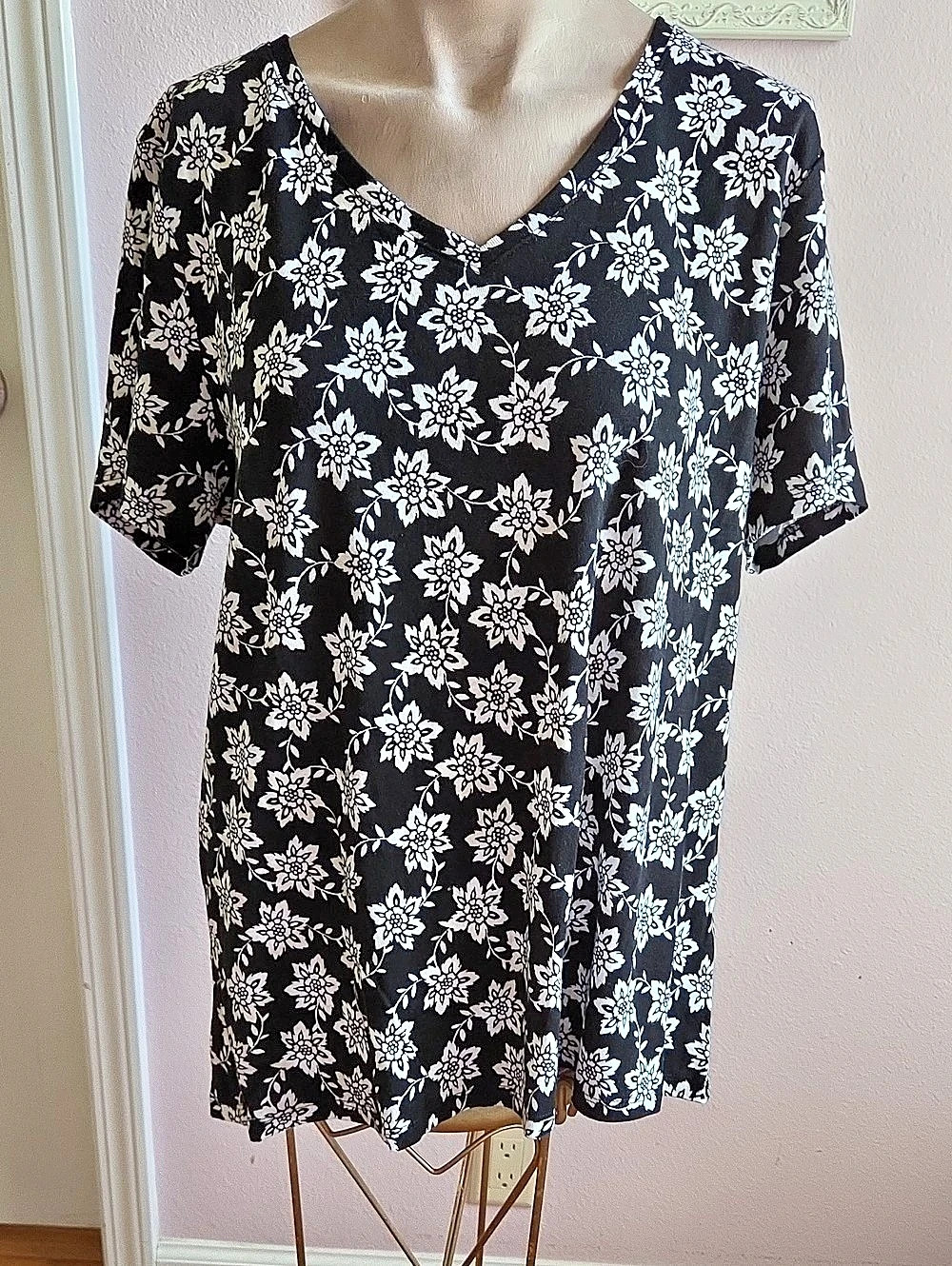 Croft & Barrow The Classic Tee Floral Short Sleeve Tee in Black & White Size XL